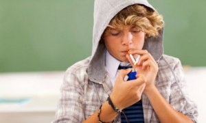 Имеет право курить школьник, достигший 18 лет, возле школы?
