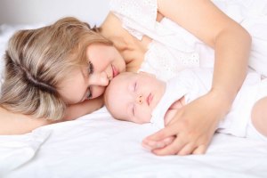 Как должен спать малыш в первый месяц?