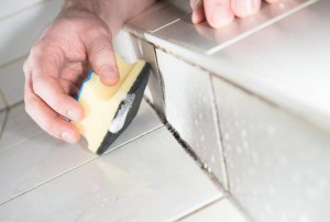 Опасна ли плесень в герметике ванной?