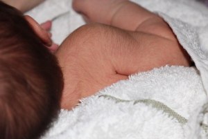 Как убрать щетинку на спине у новорожденного?