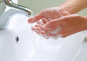 Нужно ли мыть руки с мылом после посещения туалета? Почему?