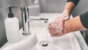 Обязательно ли мыть руки с мылом перед едой? Почему?
