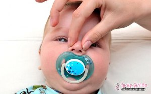 Почему новорожденный хрюкает носом, но соплей нет. Какие причины?