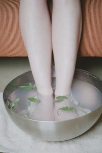 Сколько калорий сжигает горячая ванна для ног?
