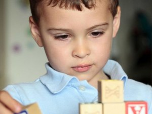 Каких специалистов нужно посетить, чтобы определить аутизм у ребенка?