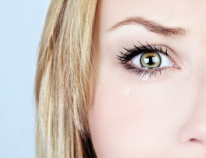 Когда режешь лук и слезятся глаза это вредно или полезно для глаз?