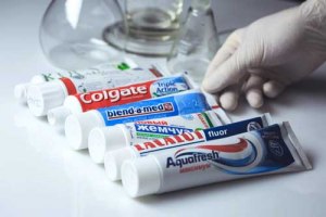 Какую зубную пасту лучше выбрать, можно ли отличить по полоскам разных цветов?