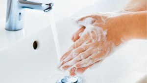 Чем можно вымыть руки если нет мыла?