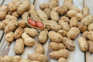 Почему диетологи никому не советуют есть арахис?