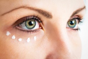 Как следует защищать от солнца кожу вокруг глаз?