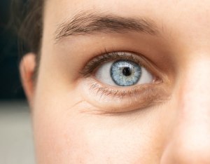 Как в кратчайшие сроки можно убрать отеки слизистой оболочки глаза?
