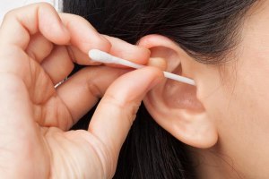От чего бывает зуд в ушах?