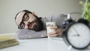 Почему всегда хочется спать на работе? Очень сильно, прям вырубает?