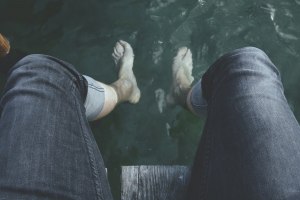 Почему опухают ноги и как это лечить?