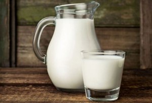 Какое молоко полезнее - от бабушек на рынке или в магазинах?