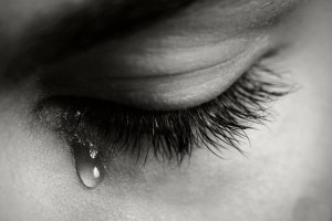 Почему когда человеку больно, у него текут слезы?