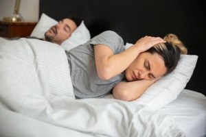 Какие механизмы организма запускают храп во сне?