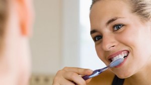 Когда чистить зубы до завтрака или после?