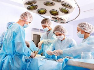 Когда хирурги делают операцию, что они делают с кровью?