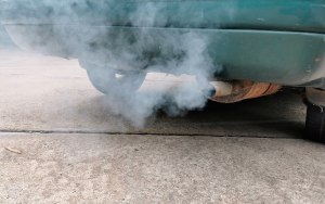 Должен ли идти дым из выхлопной трубы автомобиля?