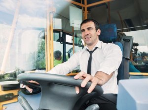 Что обязан незамедлительно сделать водитель автобуса перед шлагбаумом?