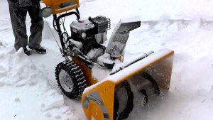 Какая снегоуборочная техника важнее: тракторы или "ручные" мини-машины?