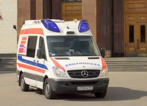 Зачем на машинах скорой помощи на капоте отзеркаливают номера?