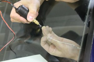 Можно ли чем-то завуалировать трещину на лобовом стекле авто?