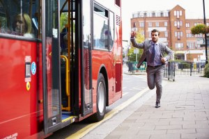 Почему люди бегут на общественный транспорт, забывая о собственном риске?