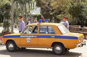 Почему во времена СССР милицейские машины красили желтой краской?