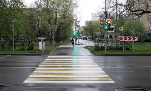 Разрешается ли переходить дорогу в местах, где есть пешеходные ограждения?