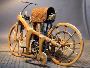 Кто изобрел первый мотоцикл и как он был устроен?
