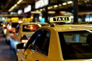 Как решить: В фирме такси свободно 8 чёрных, 9 жёлтых и 8 зелёных машин?