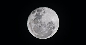 Если Луна стала вдвое ближе к Земле, какие будут последствия (см)?