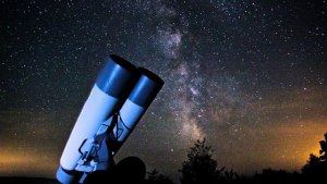 Какие объекты можно увидеть с Земли только в бинокль или телескоп (см)?
