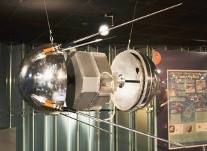 Как решить: Спутник 1 был запущен на орбиту 4 октября 1957 года?