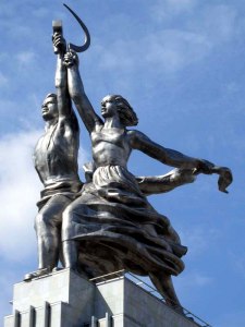 В чём сложность поведения Глеба и Мухина в эпизоде у бензоколонки?