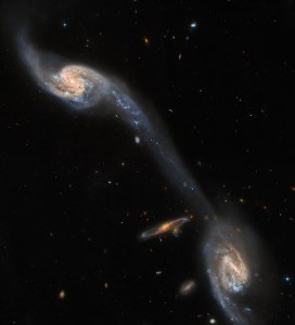 Какой путешественник называл две галактики «Капскими облаками»?