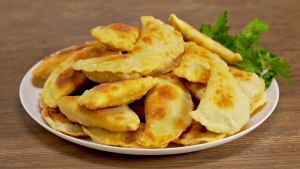 Как решить: 2 стакана компота, 3 пирожка с мясом, 4 с вишней стоят 105 руб?