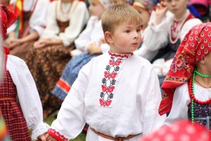 Какое наибольшее число принцесс может быть в хороводе, если всего детей 34?