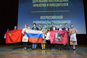 Как решить: В олимпиаде по истории принимало участие 60 школьников.?