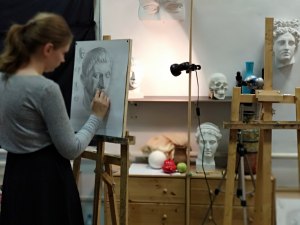 Какова вероятность, что ученик худ.студии занимается рисованием или лепкой?