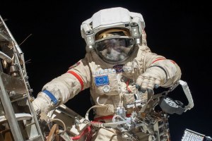 Двенадцать космонавтов обменялись рукопожатием. Сколько было рукопожатий?