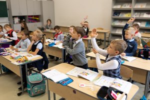 Почему детям в школе сначала усиленно гонят программу, а в мае забивают?
