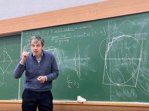 Мехмат МГУ. Как решить задачу : Грузчики Коля и Петя носят ящики (см..)?