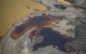 Нефтеносные пески находятся рядом с месторождением нефти?