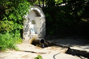 "Научные миры". На каком берегу реки Чистой находится родник и где церковь?