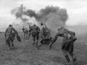 Как называется военная специализация бойца Красной Армии на фото(см)?