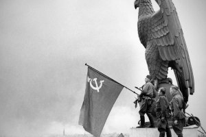 На стены какого здания бойцы Красной Армии наносят надписи на фото (см)?