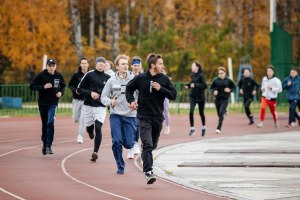 Как решить: На стадионе бегали 14 девочек и 18 мальчиков?